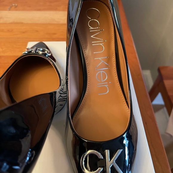 Calvin Klein Greta pump.
Leather and elastic upper
2 3/4 in heel
New with box - Picture 4 of 4